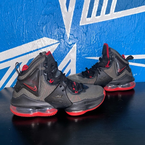 lebron 19 breds